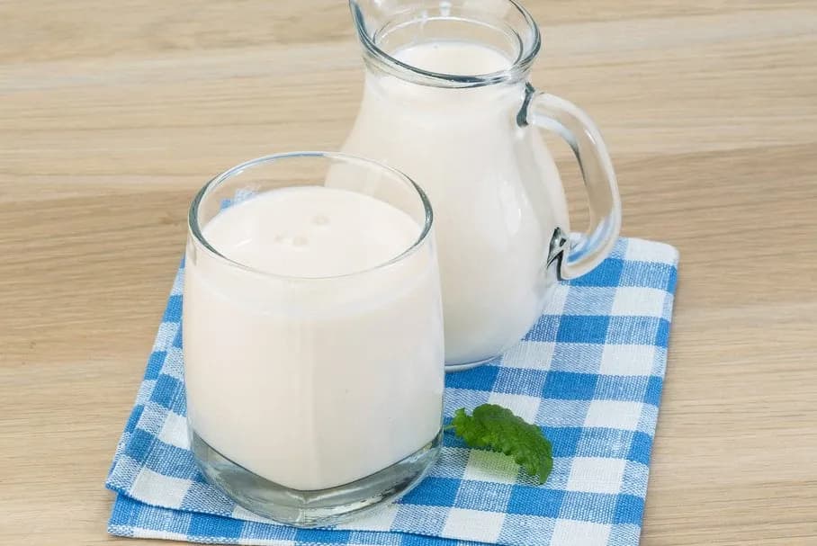 Maślanka czy kefir na odchudzanie - co lepiej wspiera dietę?