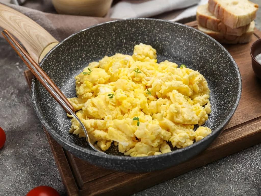 Ile kalorii ma jajecznica z 4 jaj? Zaskakujące wartości odżywcze